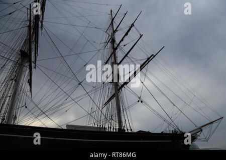 Silhouette d'une partie de l'évolution historique, le navire britannique clipper Cutty Sark, de Greenwich à Londres, Royaume-Uni, contre un ciel Moody. Banque D'Images