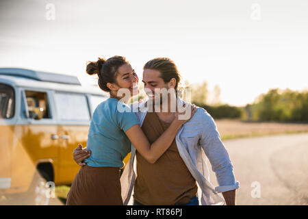 Couple heureux de faire un voyage sur la route avec un camping-car, sur la route Banque D'Images