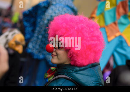 Saint Petersburg, Russie - 01 Avril 2017 : Poisson d'avril. La fille avec la perruque rose et le nez de clown. Banque D'Images