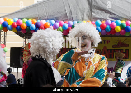 Saint Petersburg, Russie - 01 Avril 2017 : Poisson d'avril. Deux artistes de rue, en blanc perruques. Banque D'Images