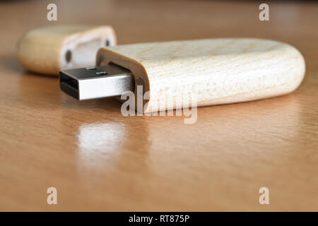 Clé usb en bois sur un bureau de travail en bois Banque D'Images