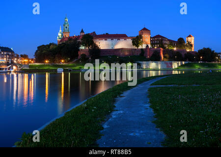 Pologne, Cracovie, le Château Royal de Wawel, au crépuscule, en chemin le long de la Vistule Banque D'Images