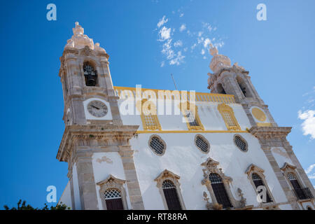 L'Igreja do Carmo à Faro, avec sa façade baroque et de deux clochers, situé à Faro, Portugal, rendu célèbre par Capela dos Ossos (Chapelle des Os Banque D'Images