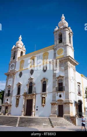 L'Igreja do Carmo à Faro, avec sa façade baroque et de deux clochers, situé à Faro, Portugal, rendu célèbre par Capela dos Ossos (Chapelle des Os Banque D'Images