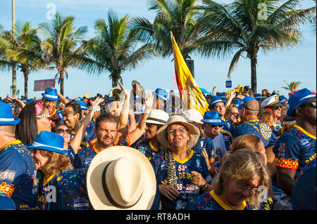 RIO DE JANEIRO - Mars 15, 2017 : en carnivalgoers brésilien Carnaval traditionnel abadá shirts suivez l'emblématique Banda de Ipanema street party parade. Banque D'Images