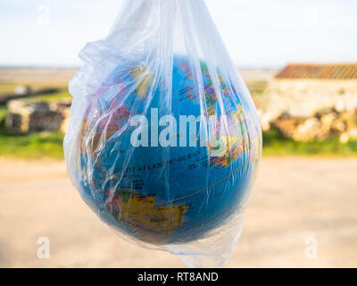 Un globe terrestre ou de la planète Terre à l'intérieur d'un sac en plastique. Concept de l'écologie Banque D'Images