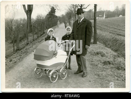Allemagne 1963s Marcher Avec Son Pere Filles Jumelles Et Avec Le Bebe Dans La Poussette Photo Stock Alamy