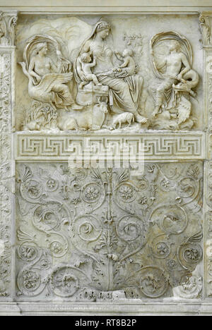 Rome. L'Italie. Le Tellus (Pax) ou Panneau de secours sur le mur est (retour) de l'Ara Pacis Augustae, 13-9 BCE, Musée Ara Pacis. Banque D'Images