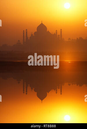 Vue du Fort Rouge, de l'autre côté, Yamuna Jumna ou fleuve Jamuna, du Taj Mahal au lever du soleil, Agra, Inde, Banque D'Images