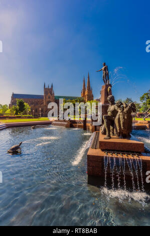 L'Australie, New South Wales, Sydney, J. F. Archibald Memorial Fountain, St Marys cathédrale en arrière-plan Banque D'Images