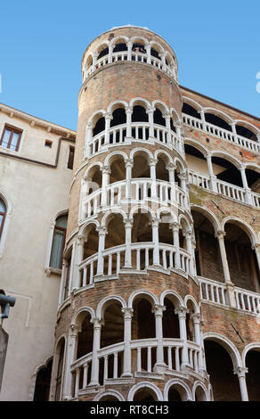 Venise, Italie - le 12 janvier 2019 : Le célèbre escalier du Contarini del Bovolo palais gothique San Marco dsitrict Banque D'Images