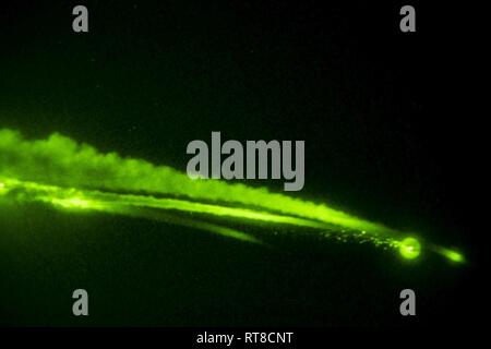 Des roquettes à partir d'un M142 Système de roquettes d'artillerie à grande mobilité de survoler le ciel de nuit perdu par K Batterie, 2e Bataillon, 14e de marine au cours de l'exercice guerrier à Melrose Air Force Range, N.M., le 24 janvier 2019. HIMARS est un système d'artillerie mobile destiné à engager et la défaite de l'artillerie, les concentrations de défense aérienne, des camions, des armures légères et de personnel, ainsi que de soutenir les pays fournisseurs et les concentrations d'alimentation. Banque D'Images