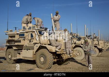 Les Marines américains avec la Compagnie India, 3e Bataillon, 4e Régiment de Marines, attaché à but spécial air-sol marin crise Response-Central Task Force, inventaire et commande un assemblage résistant aux mines, embuscades véhicule dans le cadre de l'opération sud-ouest de l'Asie, résoudre inhérent, le 25 janvier 2019. Comme une force de réaction rapide, SPMAGTF-CR-CC Marines utilisent le MRAP lors de convois d'effectuer des montées des patrouilles de sécurité, travaillant par, avec, et grâce à l'associé leurs forces pour vaincre ISIS. Banque D'Images