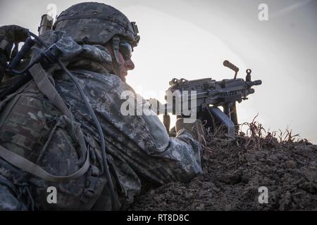 Un parachutiste du 1er Bataillon du 508th Parachute Infantry Regiment, 3e Brigade Combat Team, 82nd Airborne Division des analyses pour l'ennemi au cours d'un exercice de tir réel 25 janvier au Camp Atterbury, Indiana. Le peloton niveau exercice de tir réel à l'essai les parachutistes leur aptitude à mener des opérations complexes en terrain difficile et des températures glaciales contre un ennemi près de pair. Banque D'Images