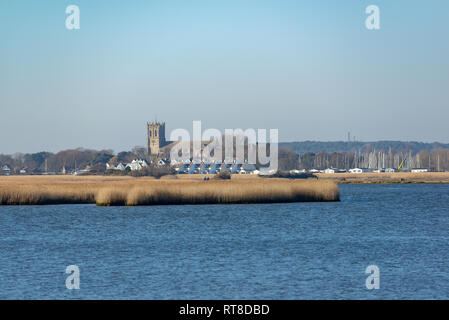 Une vue de Christchurch Priory de Hengistbury Head voyage Christchurch Harbour dans winter sunshine, Dorset, UK Banque D'Images