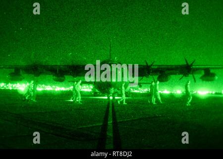 Aviateurs du 9e Escadron d'opérations spéciales préparer un MC-130J Commando II pour le faire décoller dans Emerald Warrior/Trident à la Naval Air Station North Island, en Californie, le 24 janvier 2019. Emerald Warrior/Trident est le plus grand exercice d'opérations spéciales interarmées où U.S. Special Operations Forces commande former pour répondre aux différentes menaces dans toute la gamme des conflits. Banque D'Images