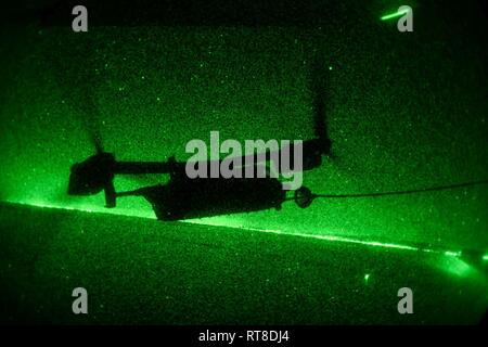 L'équipage du 9e Escadron d'opérations spéciales dans un MC-130J Commando II se ravitailler un CV-22 Osprey Emerald pendant guerrier/Trident au Naval Air Station North Island, en Californie, le 24 janvier 2019. Emerald Warrior/Trident est le plus grand exercice d'opérations spéciales interarmées où U.S. Special Operations Forces commande former pour répondre aux différentes menaces dans toute la gamme des conflits. Banque D'Images