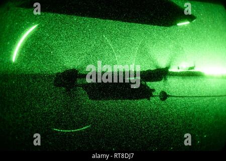 L'équipage du 9e Escadron d'opérations spéciales dans un MC-130J Commando II se ravitailler un CV-22 Osprey Emerald pendant guerrier/Trident au Naval Air Station North Island, en Californie, le 24 janvier 2019. Emerald Warrior/Trident est le plus grand exercice d'opérations spéciales interarmées où U.S. Special Operations Forces commande former pour répondre aux différentes menaces dans toute la gamme des conflits. Banque D'Images