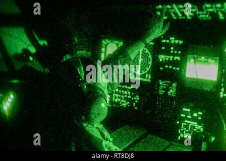 Un 9e Escadron d'opérations spéciales évalue continuellement les officier de systèmes de combat et coordonne un travail de nuit dans un MC-130J Commando II lors d'Emerald Warrior/Trident au Naval Air Station North Island, en Californie, le 24 janvier 2019. Emerald Warrior/Trident est le plus grand exercice d'opérations spéciales interarmées où U.S. Special Operations Forces commande former pour répondre aux différentes menaces dans toute la gamme des conflits. Banque D'Images