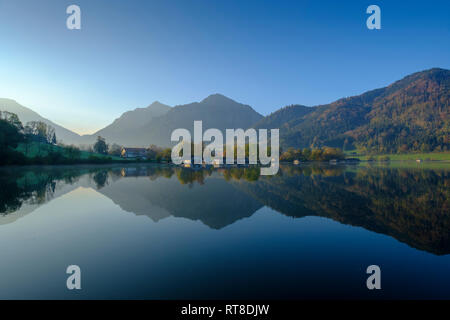 L'Allemagne, la Haute-Bavière, lac Schliersee en face des montagnes à Spitzingsee Banque D'Images