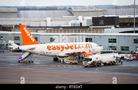 Avion Easyjet en attente sur l'aire de trafic à l'aéroport de Luton, Angleterre. Banque D'Images