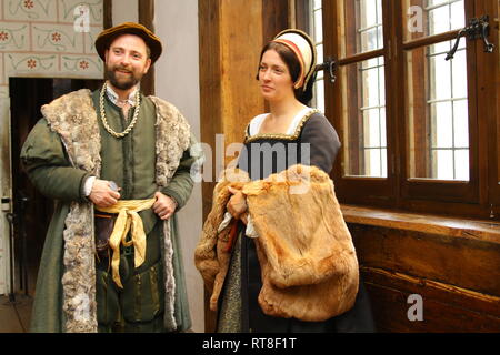 Un couple bien habillé Tudor chat en face d'une grande cheminée à la Tour de Londres Banque D'Images