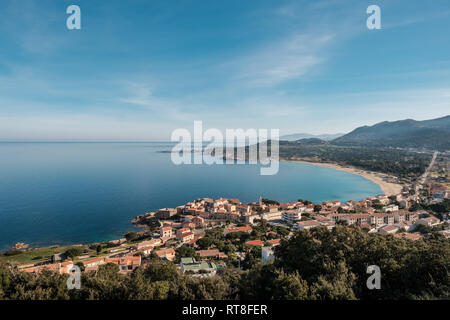 Vue du village d'Algajola, plage de sable et mer Méditerranée turquoise en Balagne Corse Banque D'Images