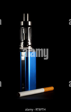 E-cigarette et le tabac de cigarette en comparaison directe Banque D'Images