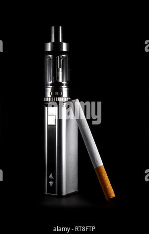 E-cigarette et le tabac de cigarette en comparaison directe Banque D'Images