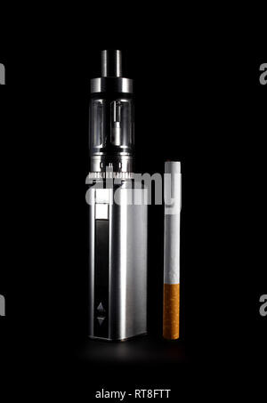 E-cigarette et le tabac de cigarette en comparaison directe Banque D'Images