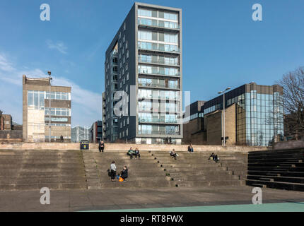 Étapes à la rivière Clyde menant à Clyde Street avec Riverview Apartments derrière l'Ecosse à Glasgow Centre UK avec les personnes bénéficiant de temps chaud Banque D'Images