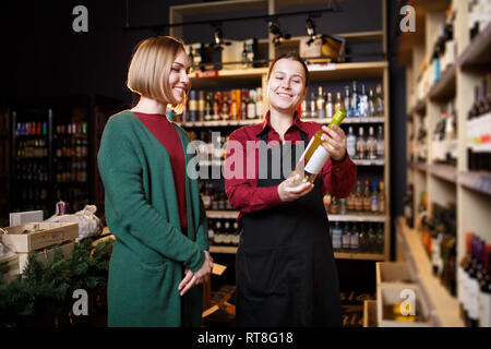 Photo de deux femmes avec une bouteille de vin dans la main Banque D'Images