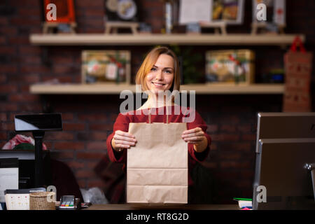 Image vendeur avec sac de papier Banque D'Images