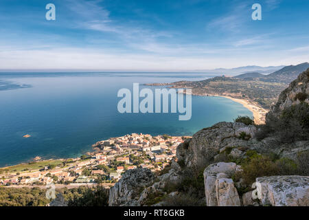 Vue de collines rocheuses du village d'Algajola, plage de sable et mer Méditerranée turquoise en Balagne Corse Banque D'Images