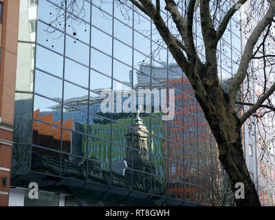 Réflexions du clocher de la Shaftesbury Theatre et bâtiments environnants. Banque D'Images