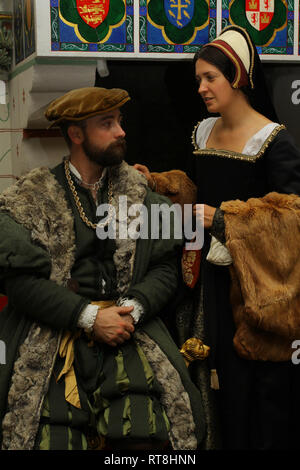 Un couple bien habillé Tudor chat en face d'une grande cheminée à la Tour de Londres Banque D'Images