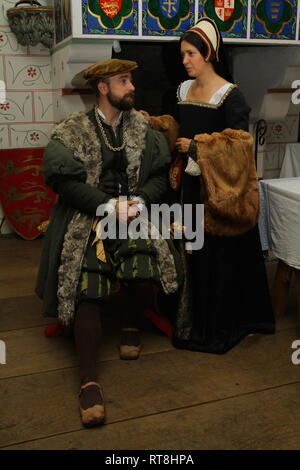 Un couple bien habillé Tudor chat en face d'une grande cheminée à la Tour de Londres Banque D'Images