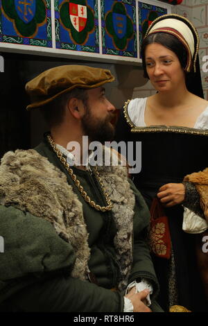 Un couple bien habillé Tudor chat en face d'une grande cheminée à la Tour de Londres Banque D'Images