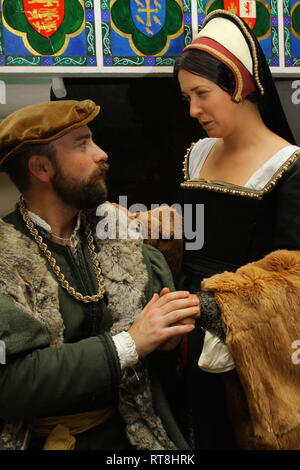 Un couple bien habillé Tudor chat en face d'une grande cheminée à la Tour de Londres Banque D'Images