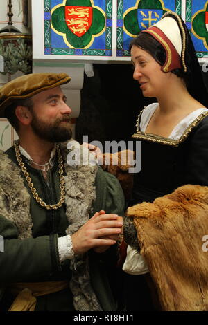 Un couple bien habillé Tudor chat en face d'une grande cheminée à la Tour de Londres Banque D'Images