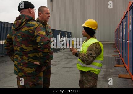 1er lieutenant Ira R. White, directeur général de la 386e Détachement de transport, 39e bataillon de transport, 16e Brigade de maintien en puissance, discute avec la Belgique homologues militaires le mouvement de 1st Armored Brigade Combat Team, l'équipement de 1ère Division d'infanterie au Port d'Anvers, Belgique, le 26 janvier 2019. La 1ère ABCT est une unité de rotation qui est arrivé dans le théâtre européen dans l'Atlantique soutien résoudre. Banque D'Images