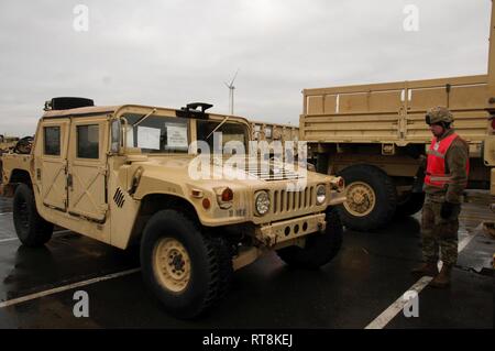 Un soldat avec le détachement de transport 386e, 39e, 16e bataillon de transport Brigade de soutien, des guides de la Humvee un 1st Armored Brigade Combat Team, 1re Division d'infanterie sur l'aire de rassemblement au Port d'Anvers, Belgique, le 26 janvier 2019. La 1ère ABCT est une unité de rotation qui est arrivé dans le théâtre européen dans l'Atlantique soutien résoudre. Banque D'Images