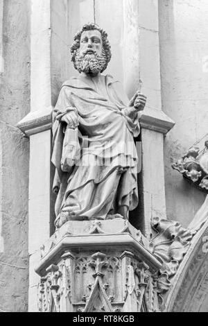PALMA DE MAJORQUE, ESPAGNE - 27 janvier 2019 : La statue gothique de St Pierre Apôtre sur le portail principal de l'église Iglesia de San Miguel par Pere San Banque D'Images