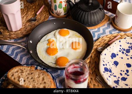 Petit-déjeuner œufs au plat avec quatre œufs, quatre œufs frits. Banque D'Images