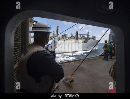 U.S. 5ÈME ZONE DES OPÉRATIONS DE LA FLOTTE (janv. 28, 2019) - Premier maître de Manœuvre principal Donald Walker observe un ravitaillement en mer à bord de l'île de Whidbey-class amphibious landing ship dock USS Fort McHenry (LSD 43). Le Fort McHenry fait partie de la groupe amphibie Kearsarge et, avec l'entrepris 22e Marine Expeditionary Unit, est déployé sur le 5e flotte américaine zone d'opérations à l'appui des opérations navales pour assurer la stabilité et la sécurité maritime dans la région centrale, reliant la Méditerranée et le Pacifique à travers l'ouest de l'Océan indien et trois points d'étranglement stratégiques. Banque D'Images