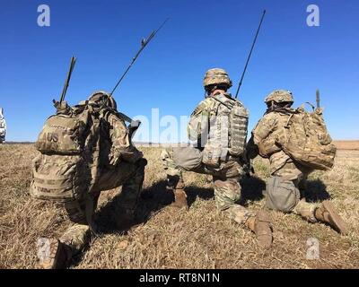 Les soldats du peloton, chef FIST et le Siège Siège Batterie, 3e Bataillon, 320th Field Artillery appel de feu à l'appui de leur manœuvre entreprise. Banque D'Images