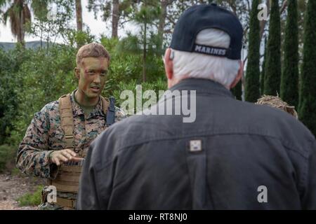 Le sergent du Corps des Marines des États-Unis. Patrick Butler, gauche, un mitrailleur avec 2e Bataillon, 4e Régiment de Marines, 1 Division de marines (MARDIV), traite de la tactique militaire moderne avec un vétéran du Corps des marines au cours de la semaine du 1er au 78e anniversaire du MARDIV Marine Corps Base Camp Pendleton, en Californie, le 29 janvier 2019. Les anciens combattants ont célébré le 1er MARDIV patrimoine de la division et de la lignée en visitant les unités qui composent la 1ère MARDIV. Banque D'Images