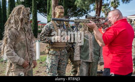 Le sergent du Corps des Marines des États-Unis. Patrick Butler, un mitrailleur avec 2e Bataillon, 4e Régiment de Marines, 1 Division de marines (MARDIV), traite de la tactique militaire moderne avec un vétéran du Corps des marines au cours de la semaine du 1er au 78e anniversaire du MARDIV Marine Corps Base Camp Pendleton, en Californie, le 29 janvier 2019. Les anciens combattants ont célébré le 1er MARDIV patrimoine de la division et de la lignée en visitant les unités qui composent la 1ère MARDIV. Banque D'Images