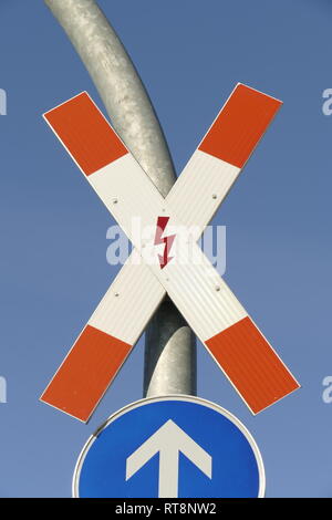Le signe de danger Saint Andrew's Cross en face d'un passage à niveau, signer tout droit direction prescrit Banque D'Images