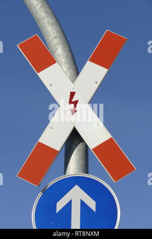 Le signe de danger Saint Andrew's Cross en face d'un passage à niveau, signer tout droit direction prescrit Banque D'Images